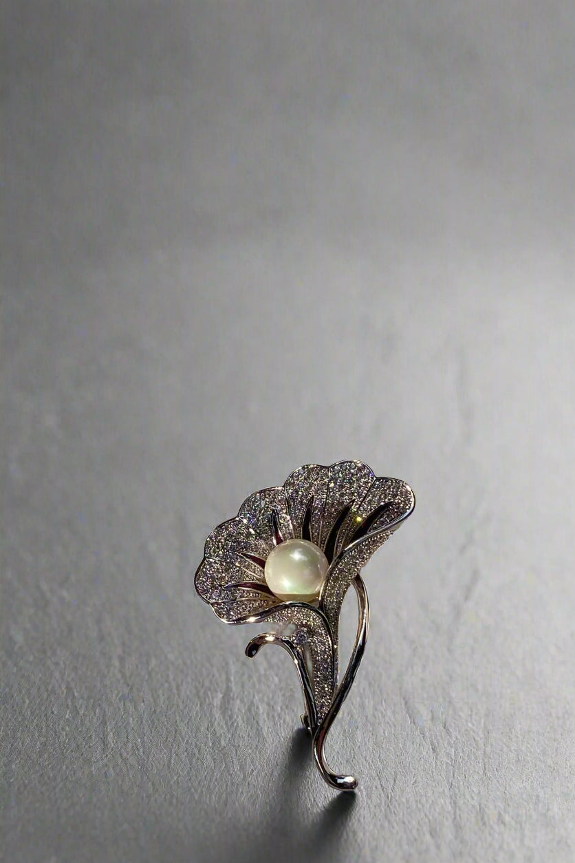 Cài áo vest hoa loa kèn đính ngọc trai thời trang Hity