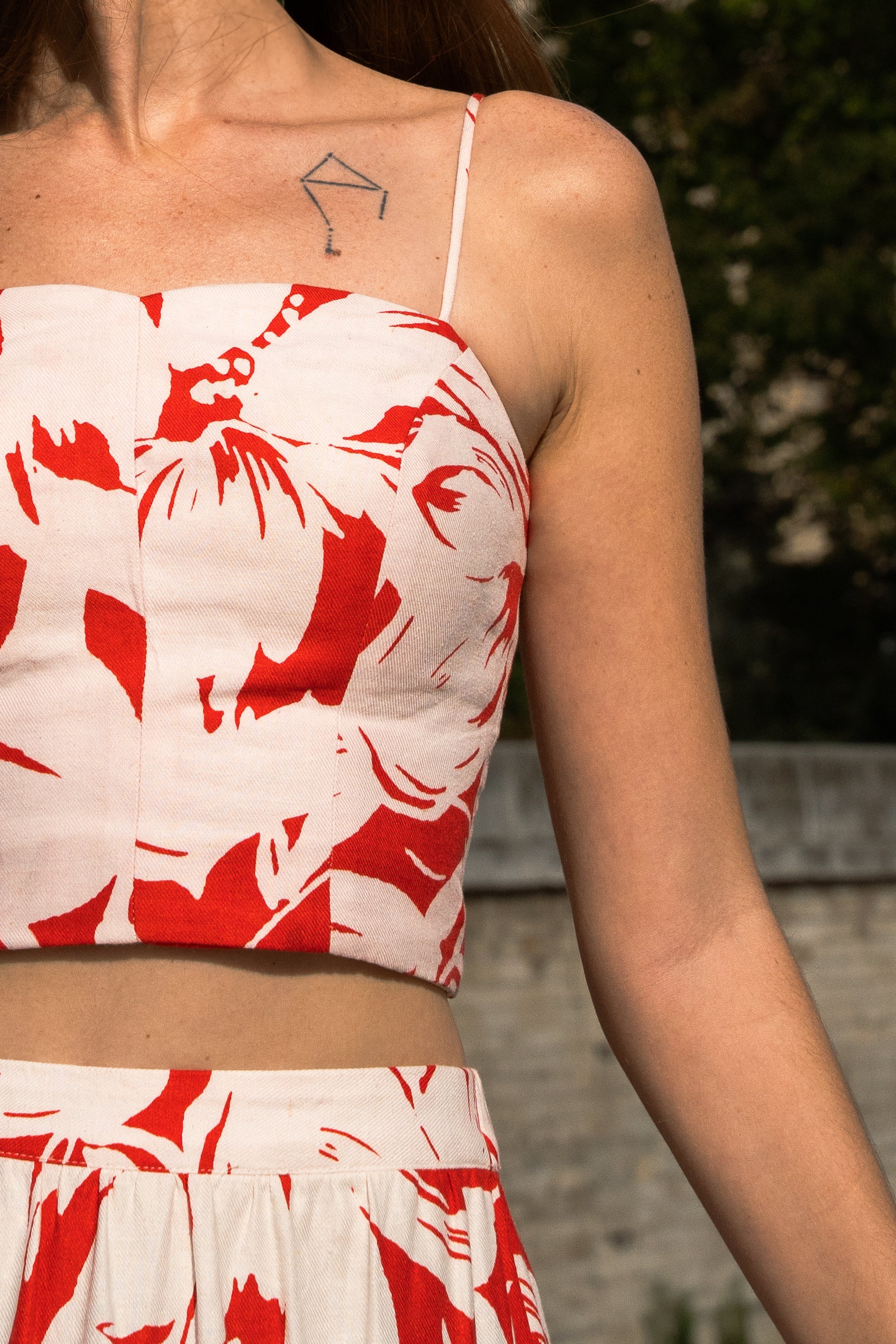 Áo croptop bratop hai dây lá đỏ thời trang Hity