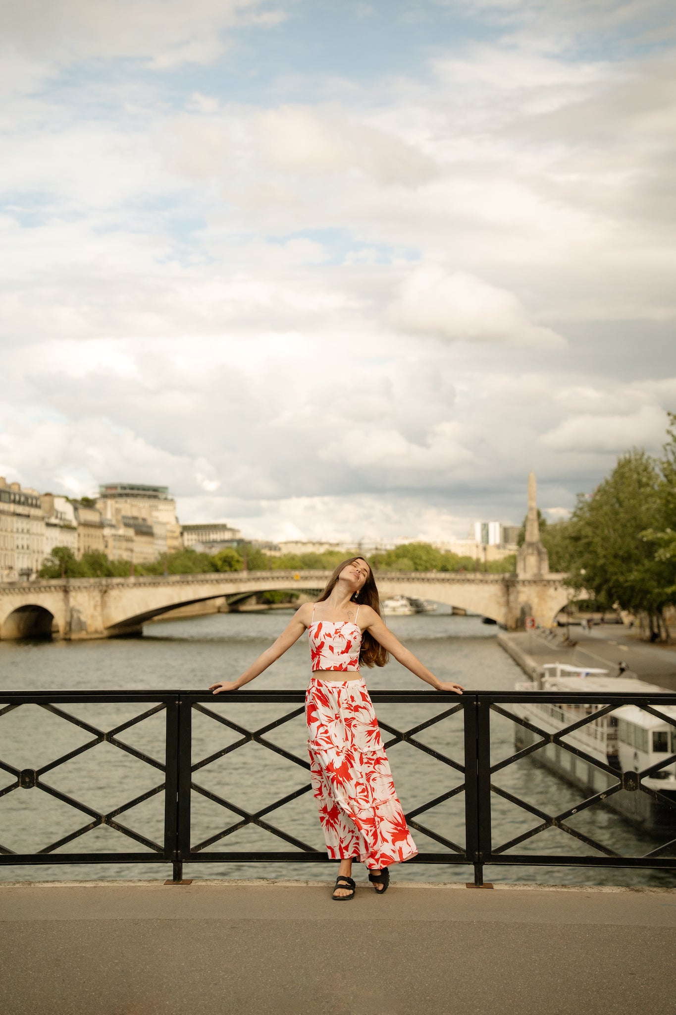 Áo croptop bratop hai dây lá đỏ thời trang Hity