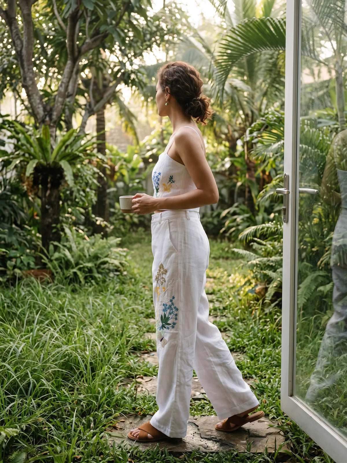 Áo croptop hai dây linen trắng thêu tay Mơ thời trang Hity