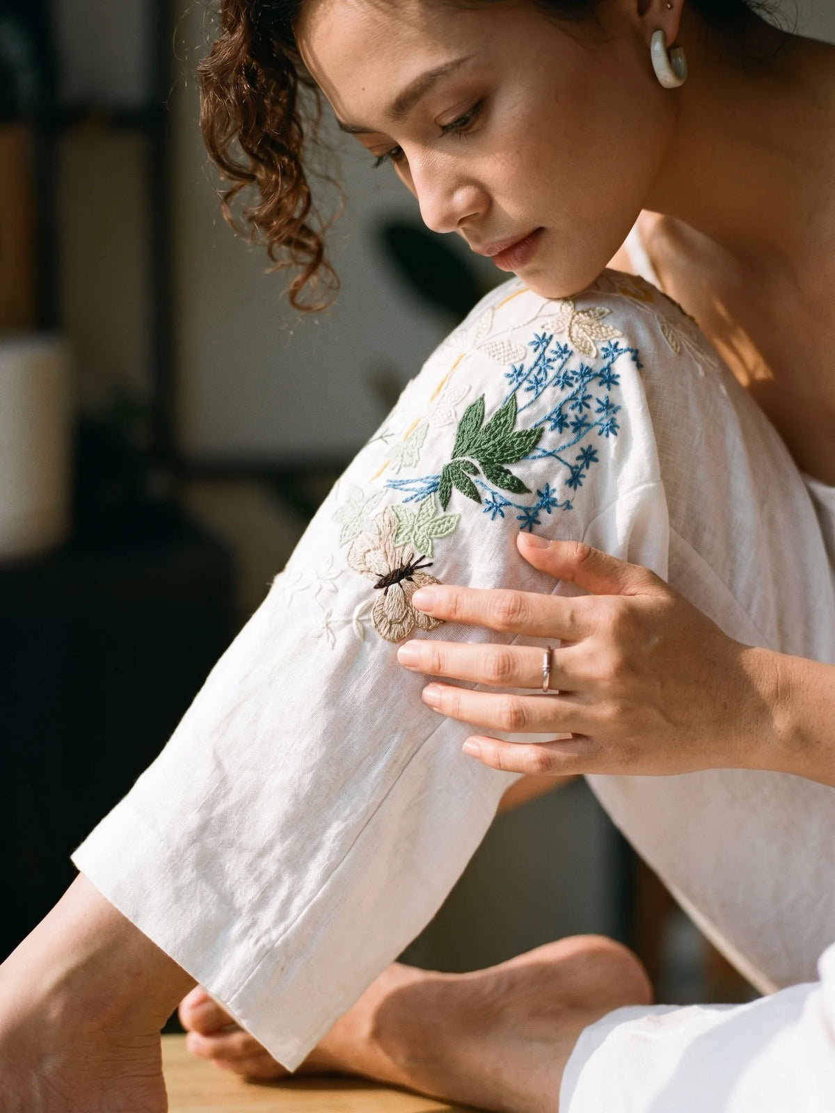 Áo croptop hai dây linen trắng thêu tay Mơ thời trang Hity