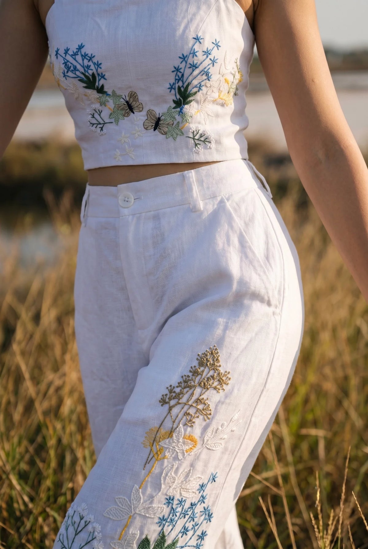 Áo croptop hai dây linen trắng thêu tay Mơ thời trang Hity