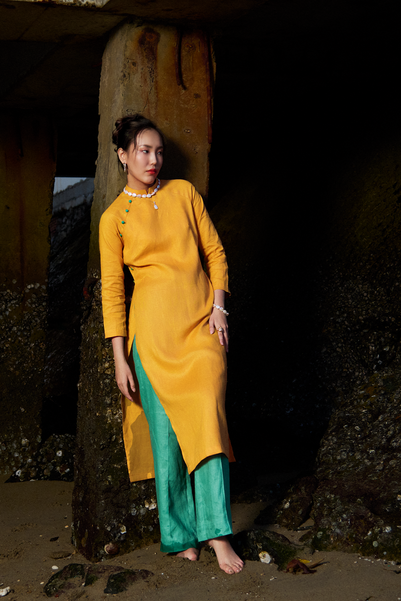 Áo dài linen vàng suông tay raglan thời trang Hity