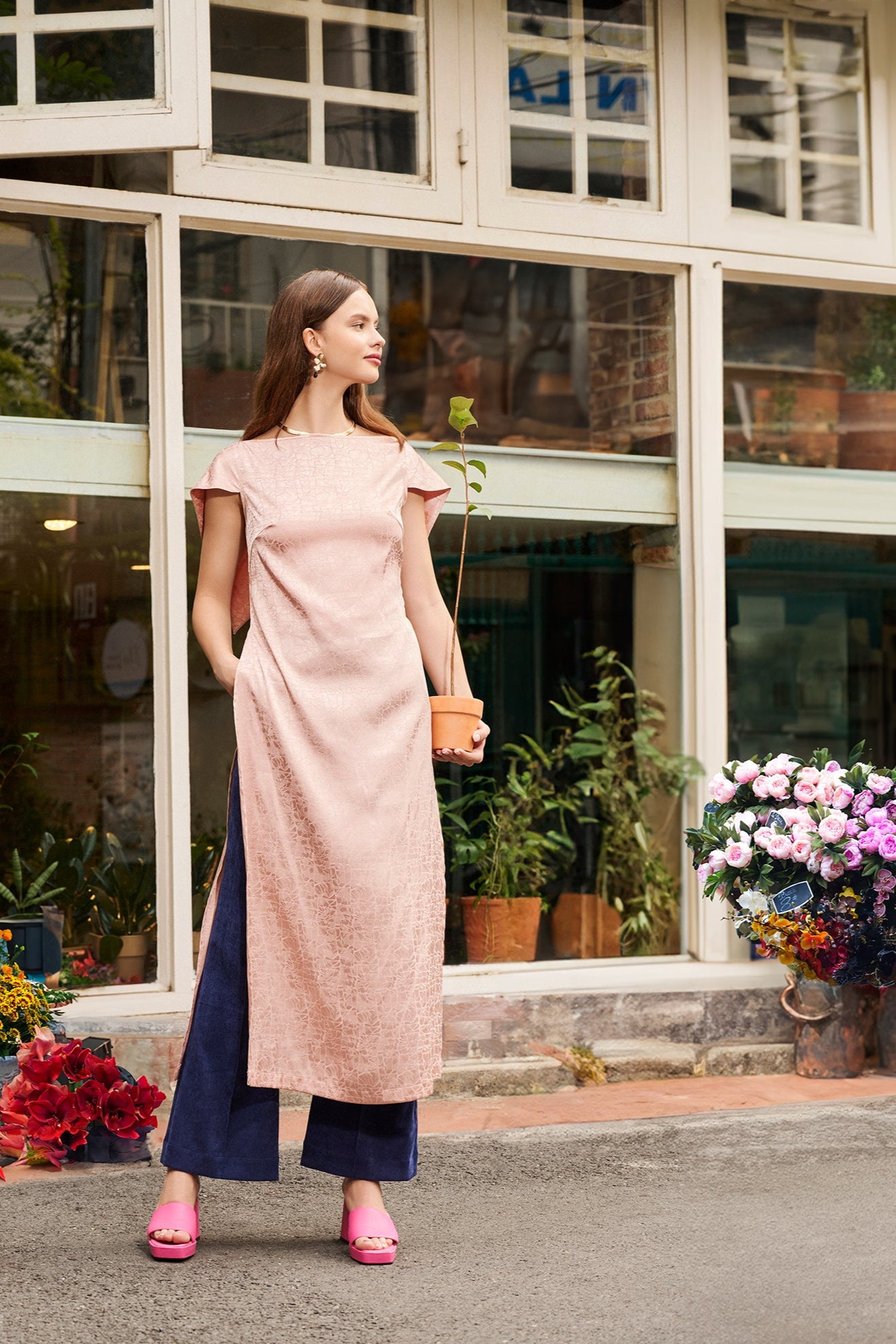 Áo dài cách tân Lemur lụa jacquard hồng phấn thời trang Hity