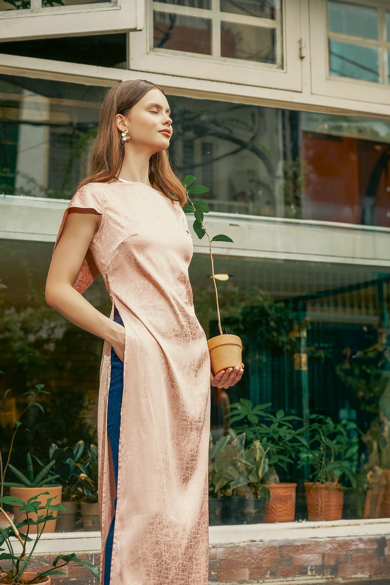 Áo dài cách tân Lemur lụa jacquard hồng phấn thời trang Hity