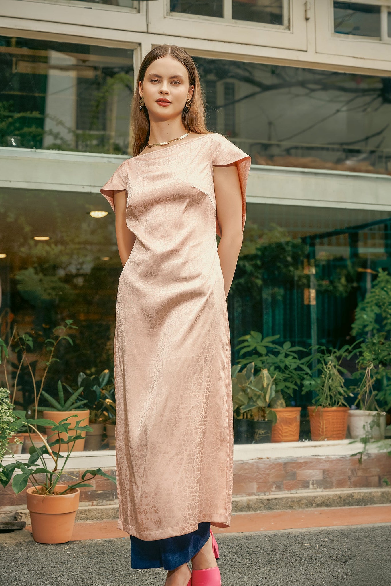 Áo dài cách tân Lemur lụa jacquard hồng phấn thời trang Hity