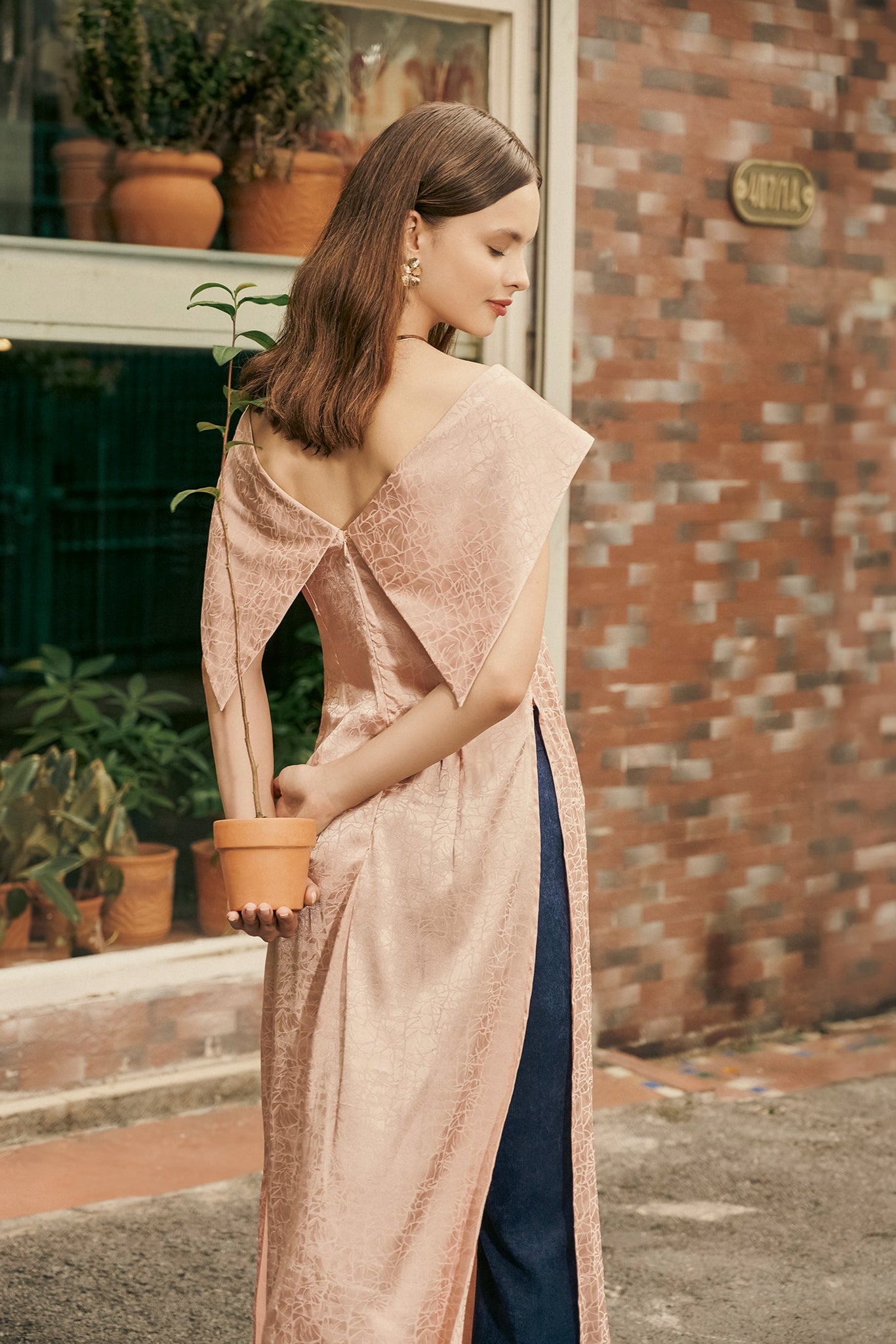 Áo dài cách tân Lemur lụa jacquard hồng phấn thời trang Hity