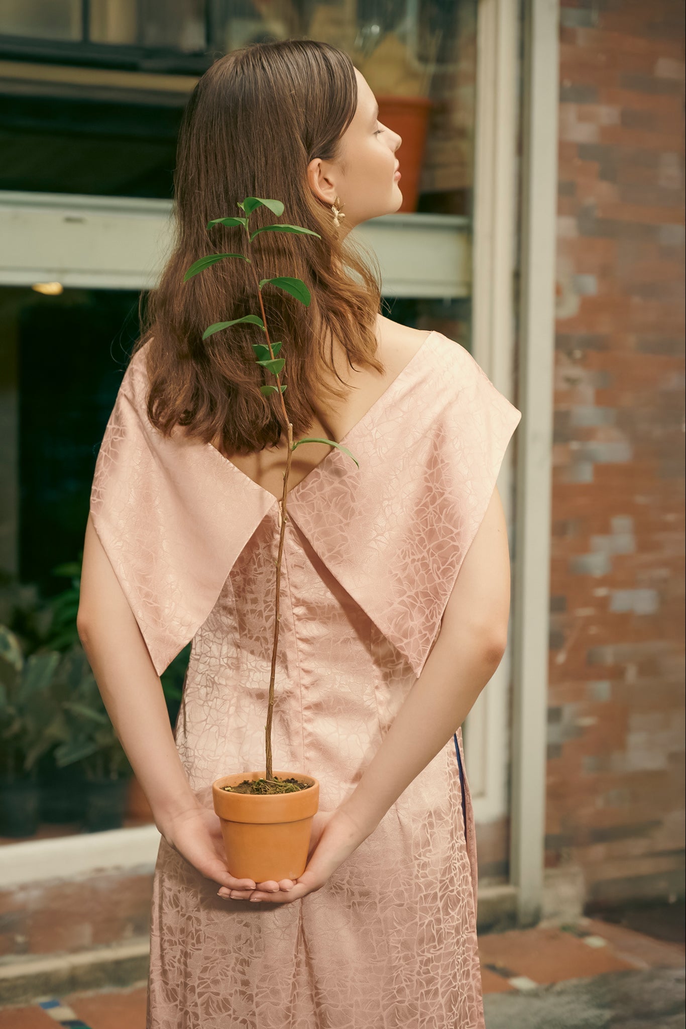 Áo dài cách tân Lemur lụa jacquard hồng phấn thời trang Hity