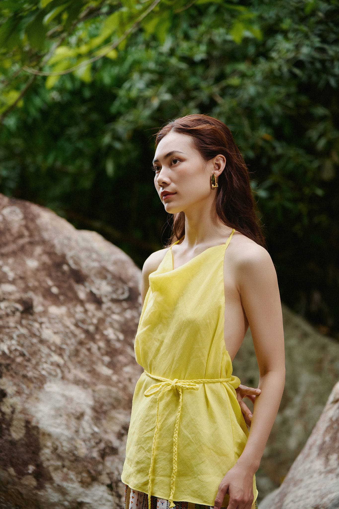 Áo yếm hở lưng linen vàng thời trang Hity