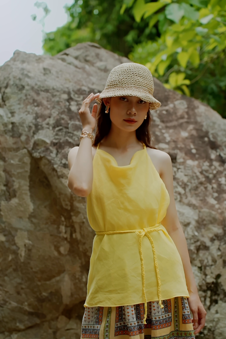 Áo yếm hở lưng linen vàng thời trang Hity