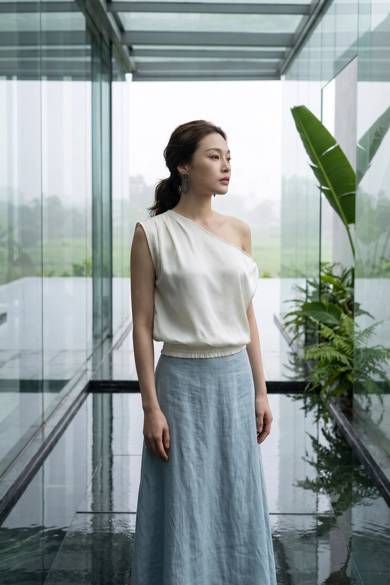 Áo lệch vai lụa lãnh màu kem chất liệu tự nhiên bền vững thời trang Hity