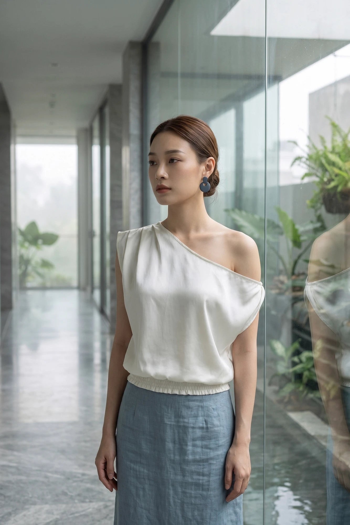 Áo lệch vai lụa lãnh màu kem chất liệu tự nhiên bền vững thời trang Hity