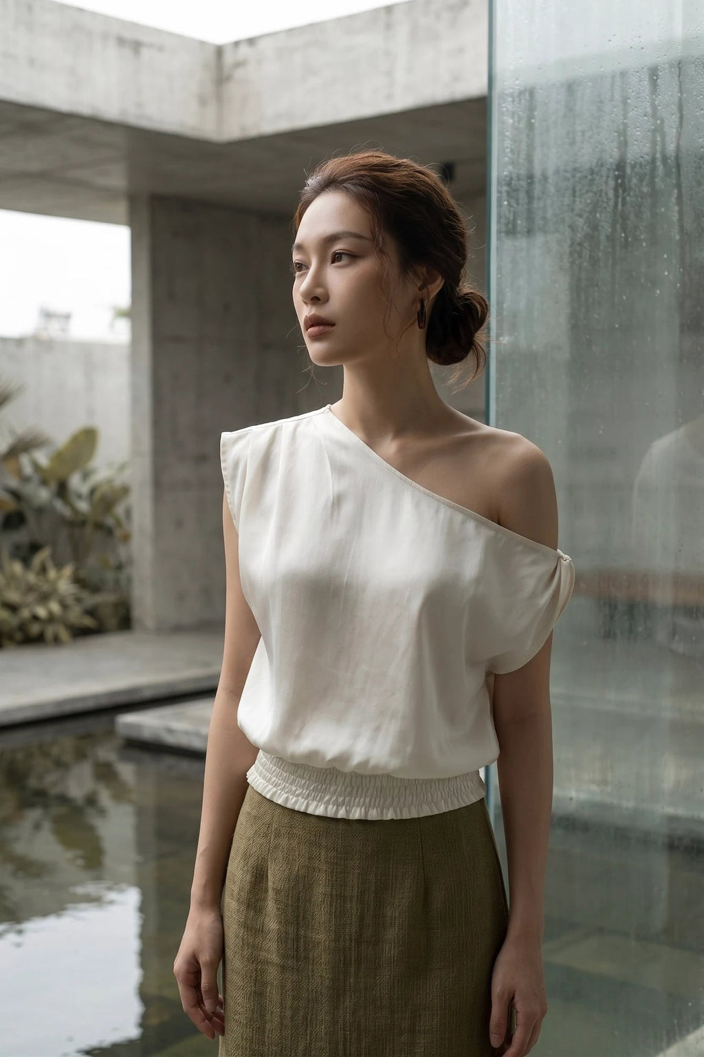 Áo lệch vai lụa lãnh màu kem chất liệu tự nhiên bền vững thời trang Hity