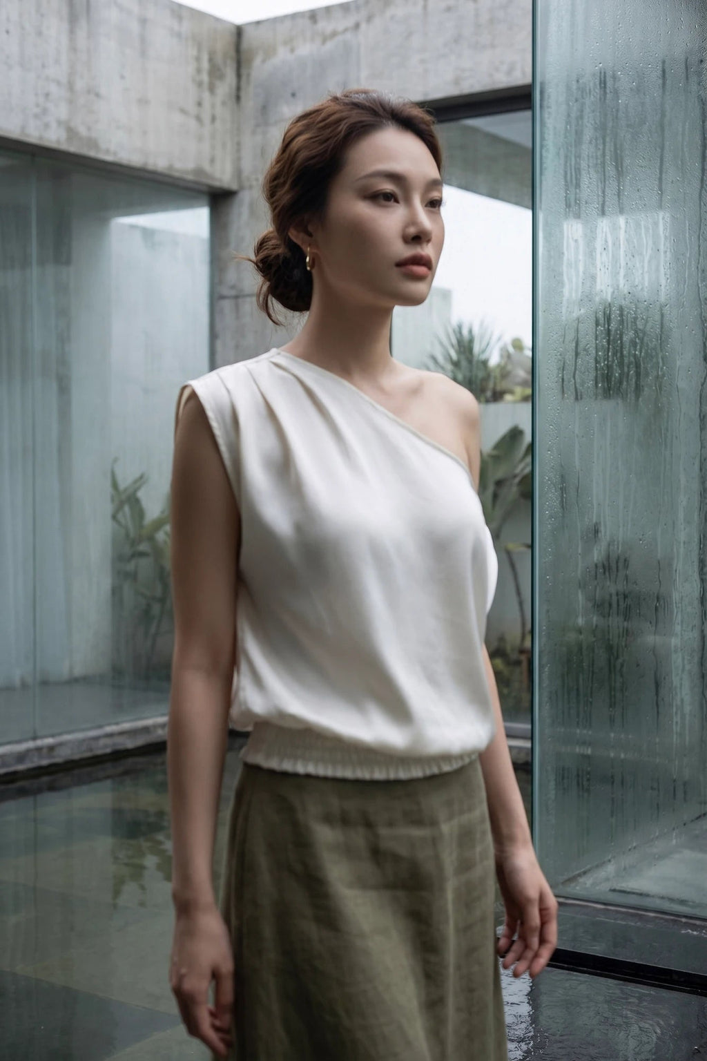Áo lệch vai lụa lãnh màu kem chất liệu tự nhiên bền vững thời trang Hity