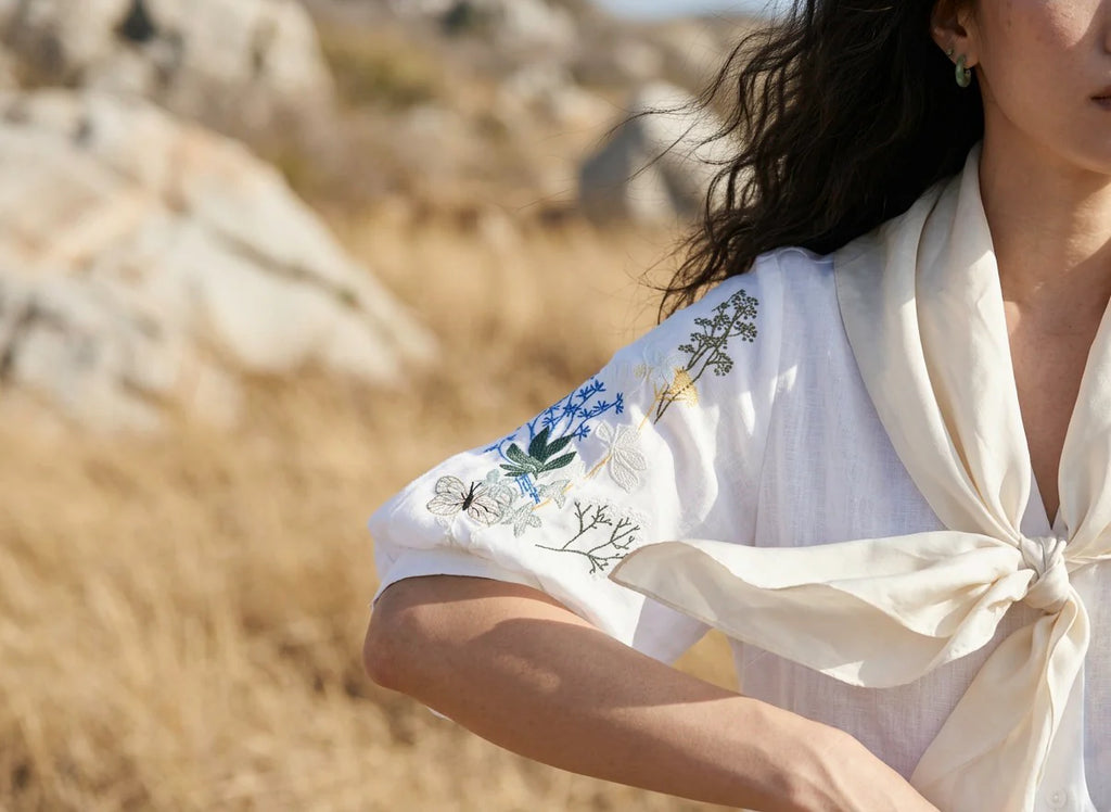 Áo sơ mi cổ trụ linen trắng thêu tay Mơ thời trang Hity
