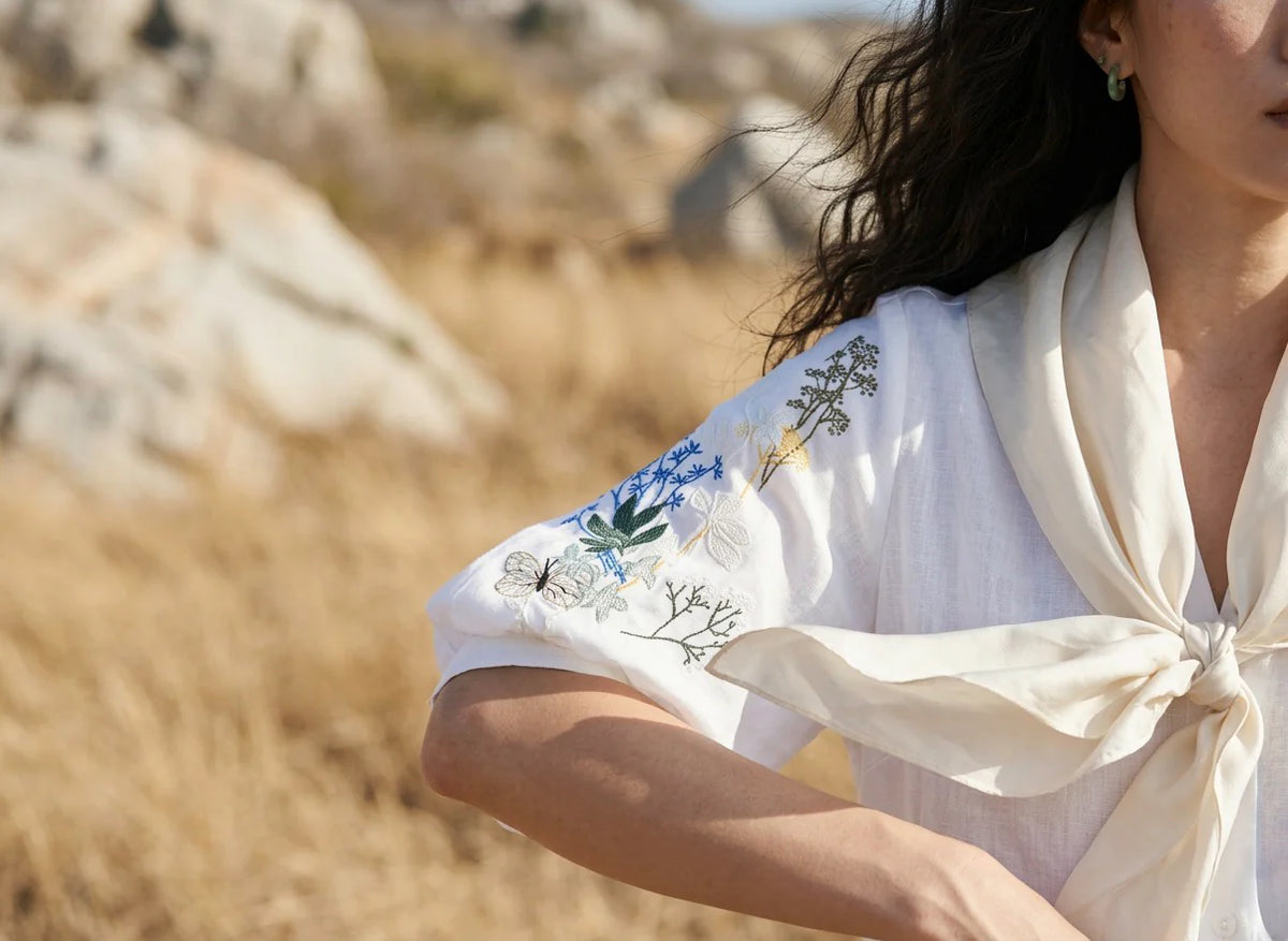 Áo sơ mi cổ trụ linen trắng thêu tay Mơ thời trang Hity