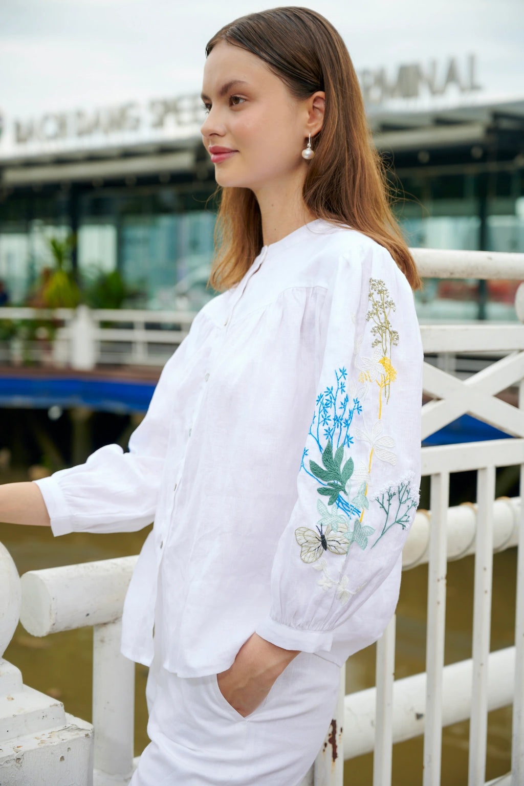 Áo sơ mi cổ trụ linen trắng thêu tay Mơ thời trang Hity