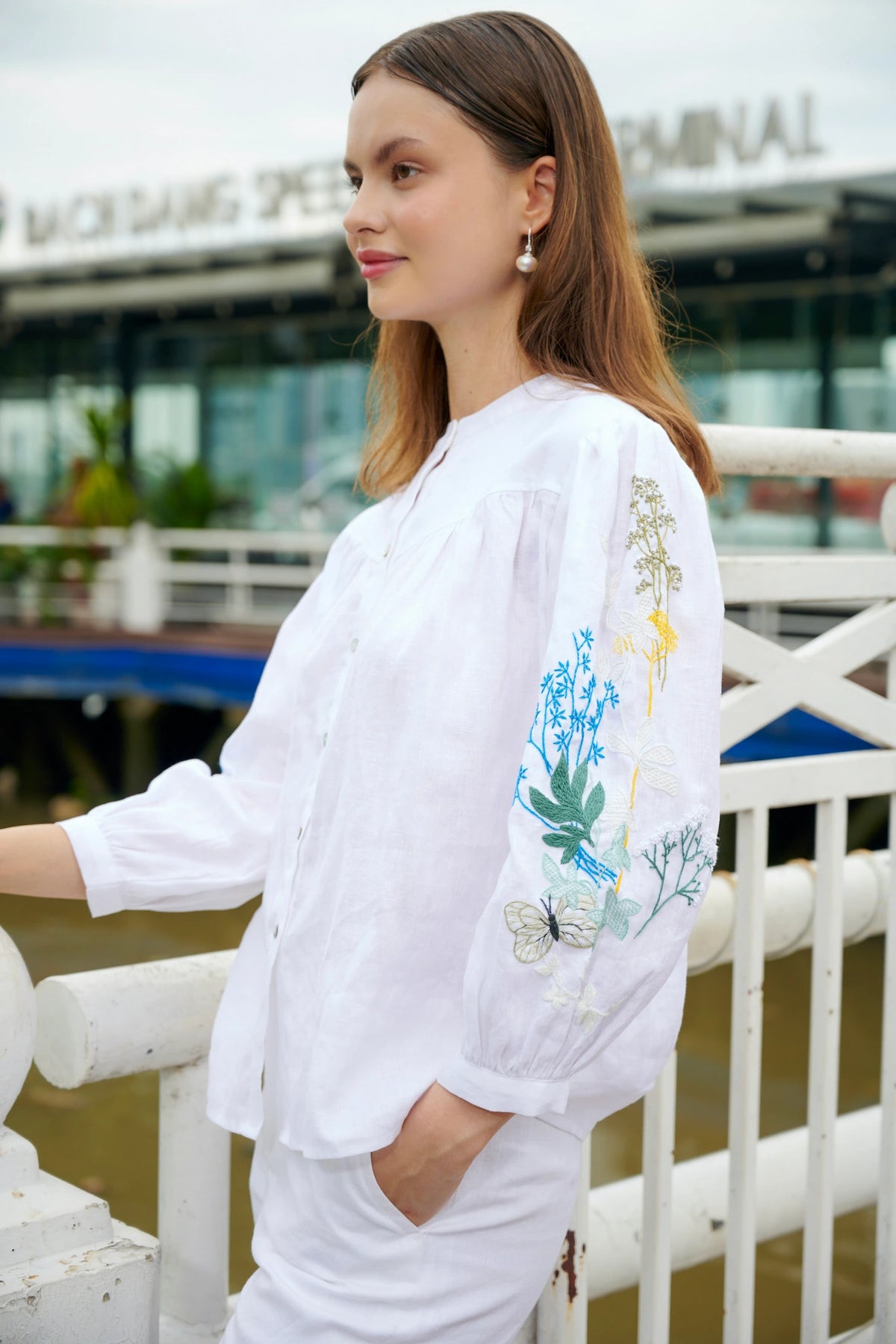 Áo sơ mi cổ trụ linen trắng thêu tay Mơ thời trang Hity