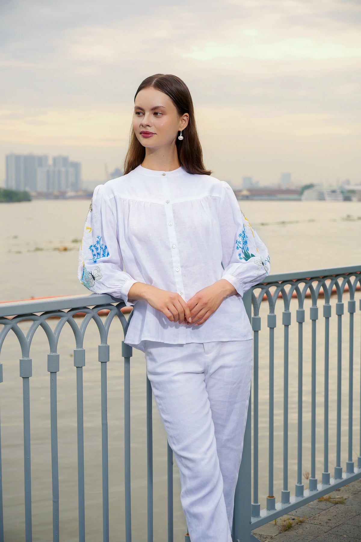Áo sơ mi cổ trụ linen trắng thêu tay Mơ thời trang Hity