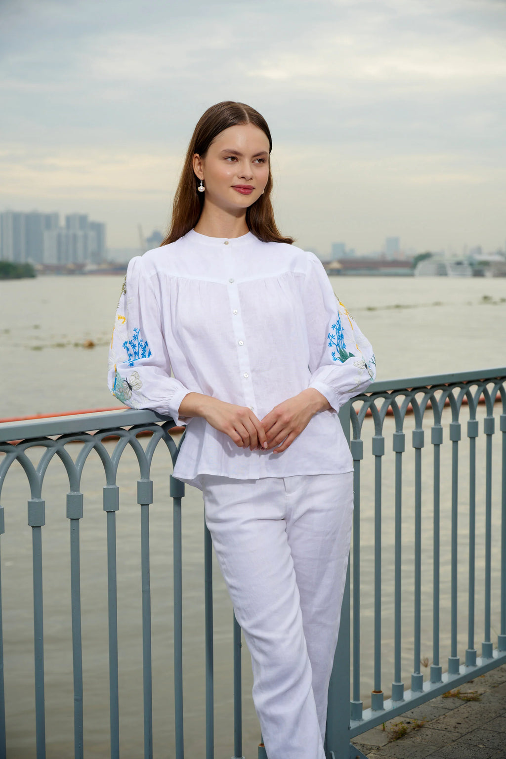 Áo sơ mi cổ trụ linen trắng thêu tay Mơ thời trang Hity