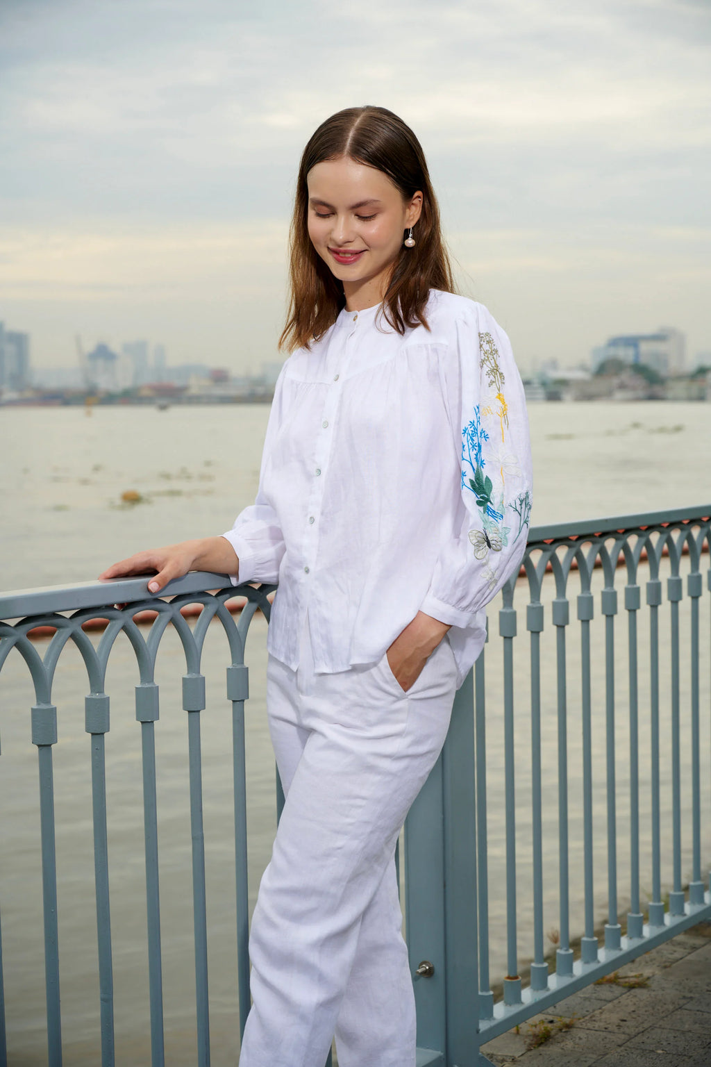 Áo sơ mi cổ trụ linen trắng thêu tay Mơ thời trang Hity