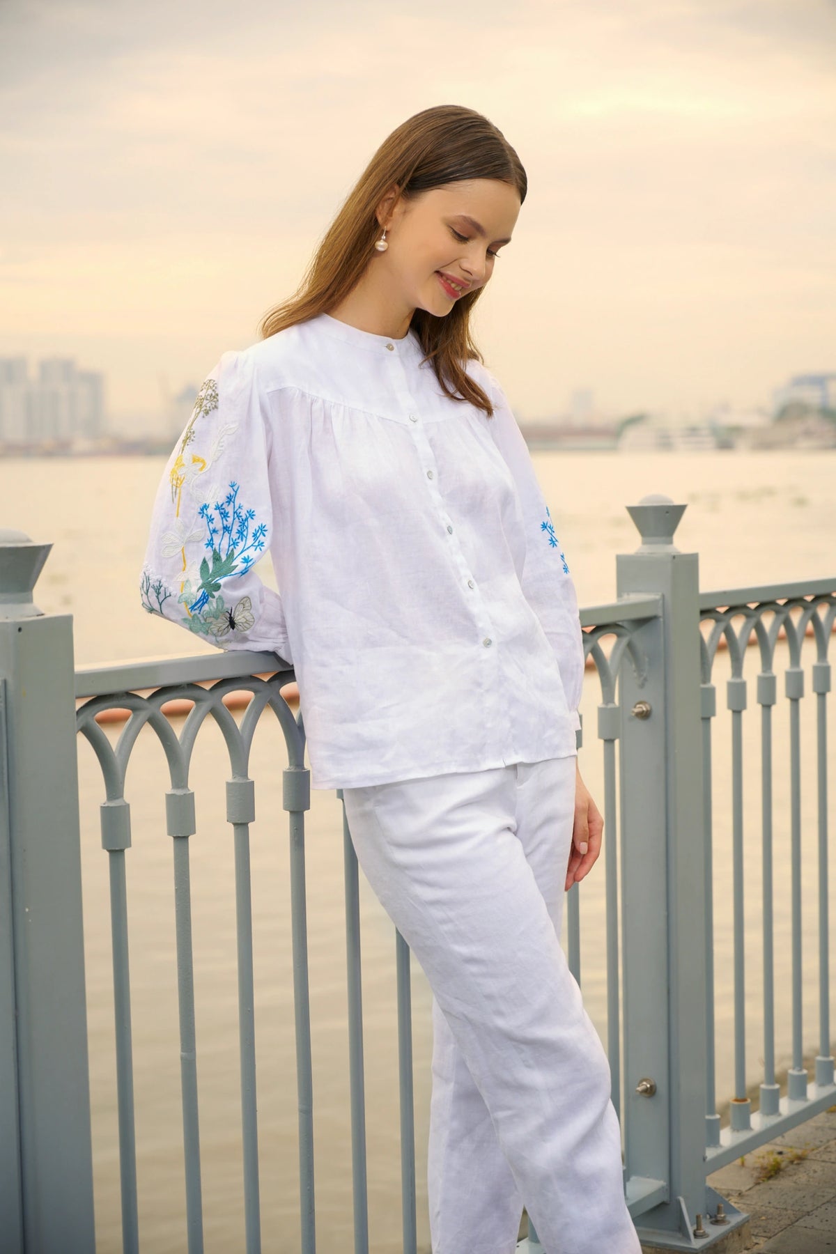 Áo sơ mi cổ trụ linen trắng thêu tay Mơ thời trang Hity