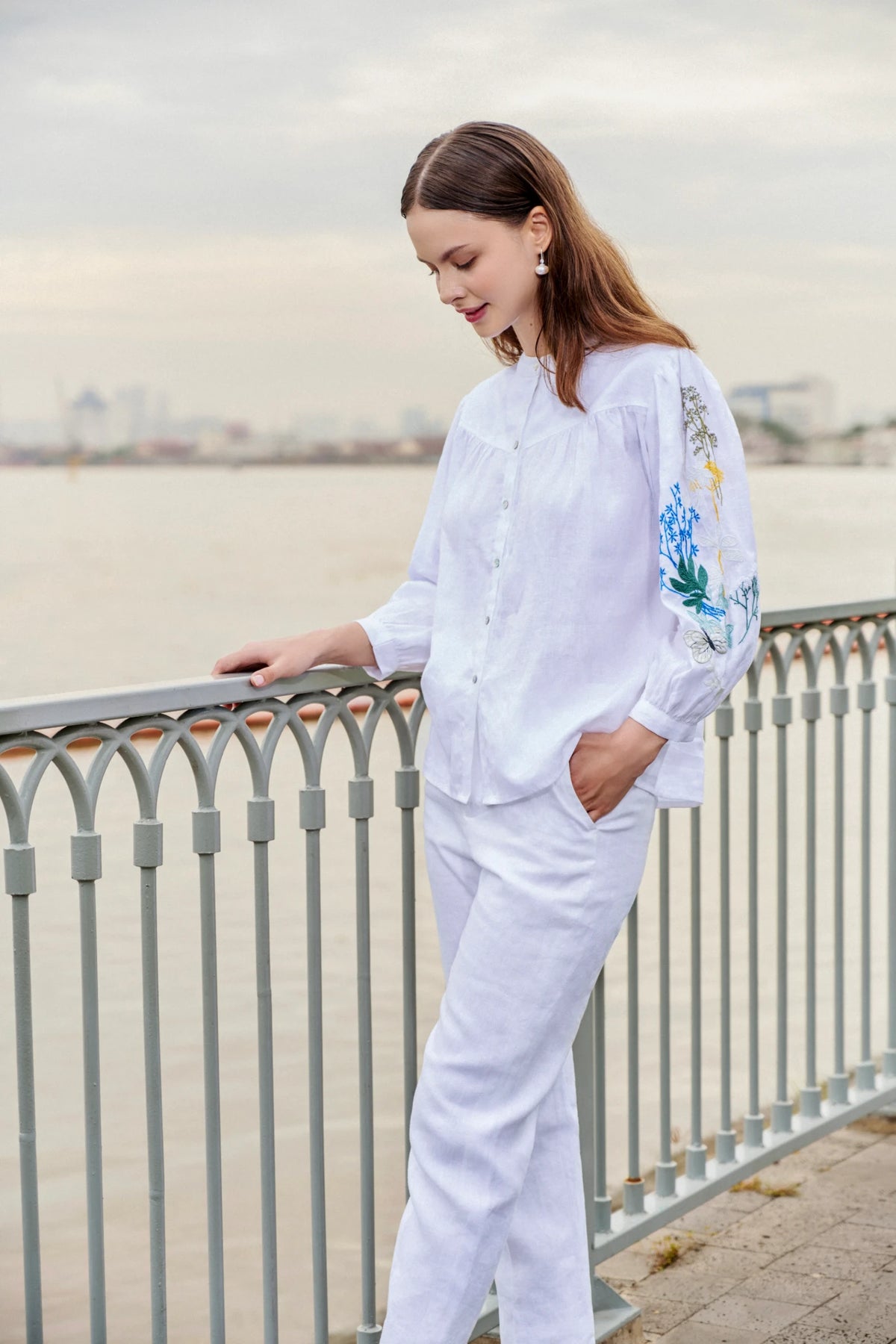 Áo sơ mi cổ trụ linen trắng thêu tay Mơ thời trang Hity