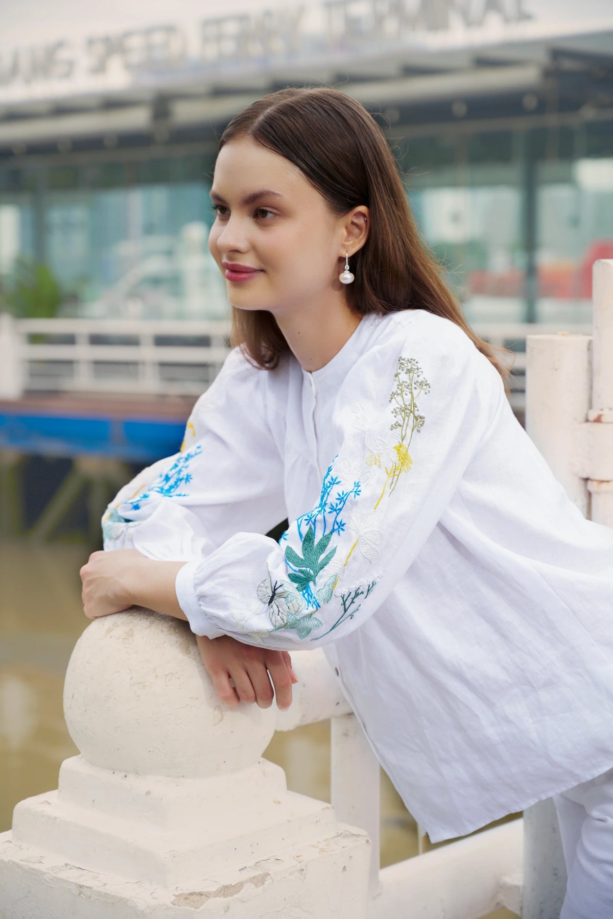 Áo sơ mi cổ trụ linen trắng thêu tay Mơ thời trang Hity