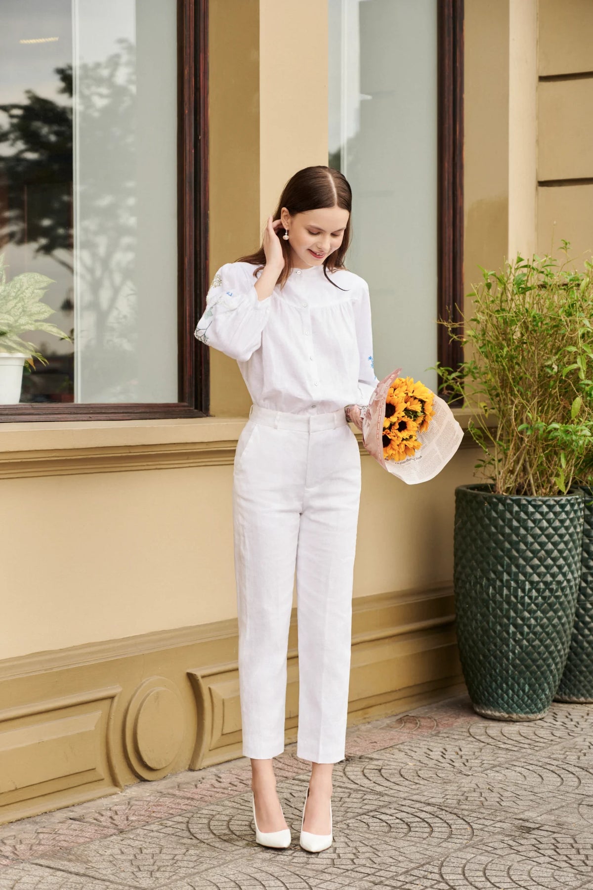 Áo sơ mi cổ trụ linen trắng thêu tay Mơ thời trang Hity