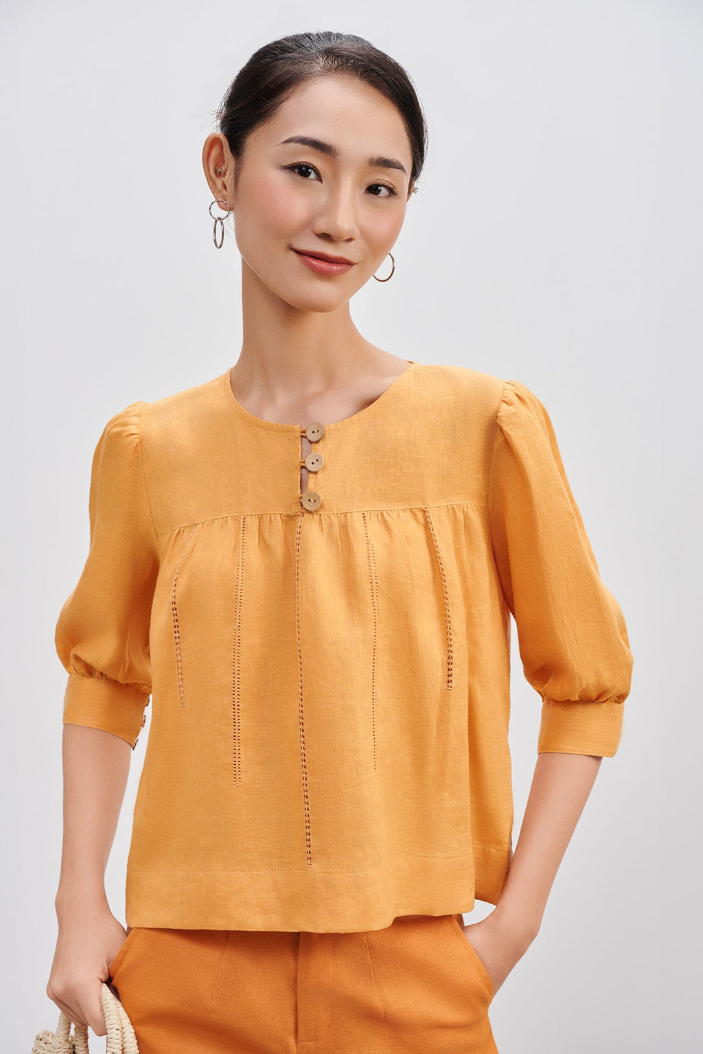 Áo thêu tay se chỉ kéo sợi linen vàng thời trang Hity