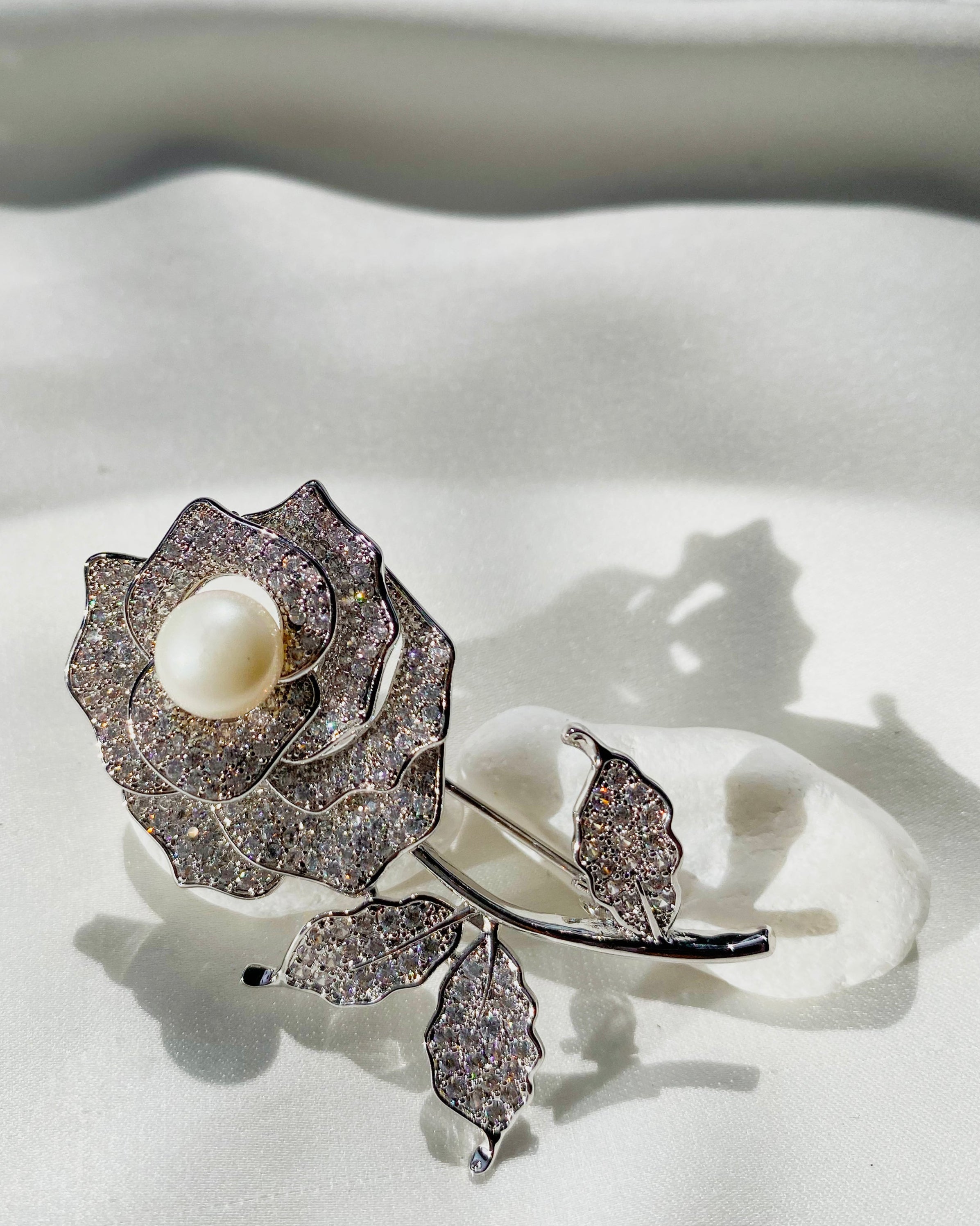 Cài áo hoa hồng nạm pha lê và ngọc trai thời trang Hity