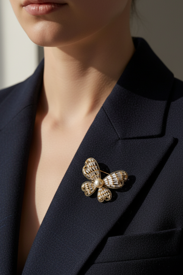 Cài áo bướm pha lê đính ngọc trai baroque thời trang Hity