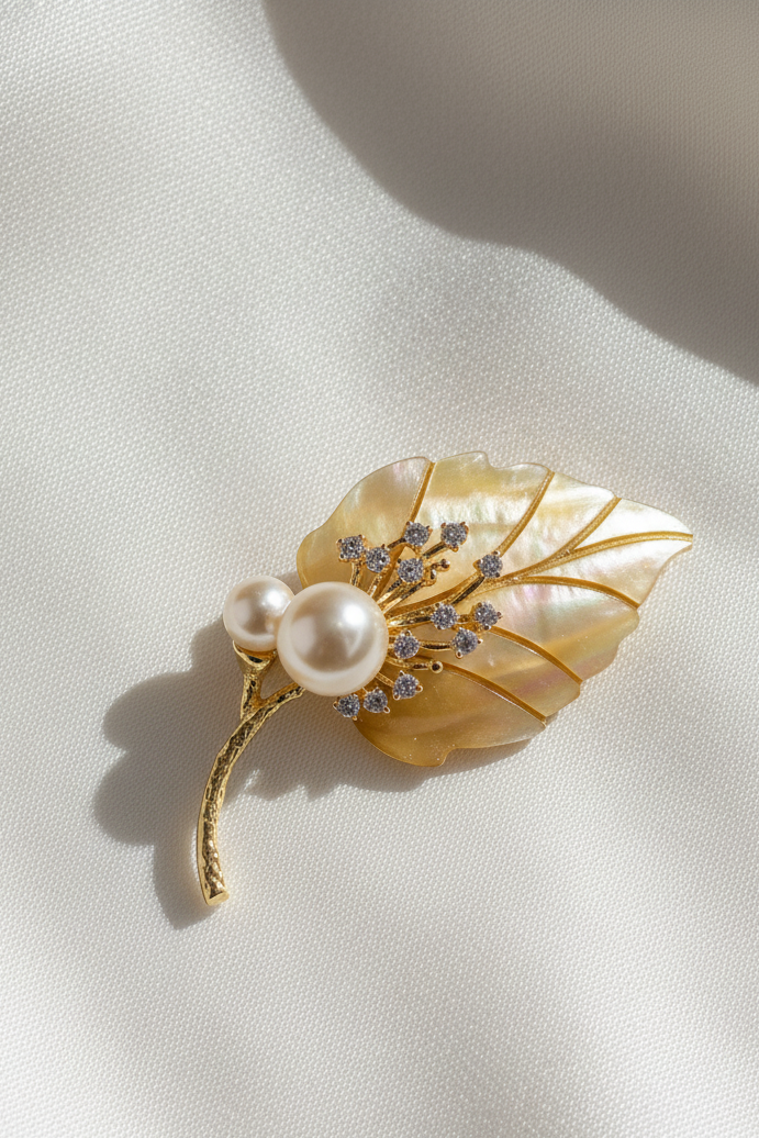 Cài áo chiếc lá xà cừ đính ngọc trai baroque thời trang Hity