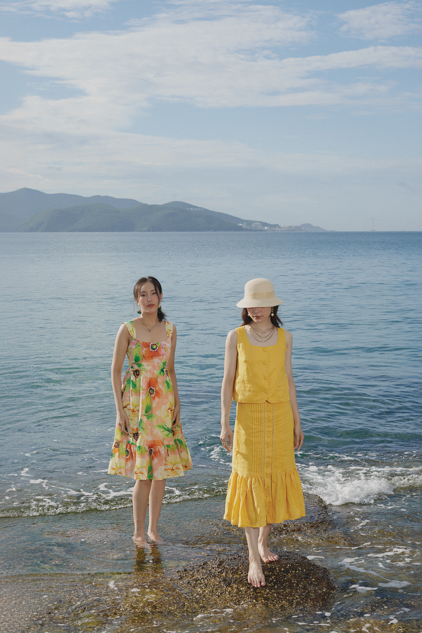 Đầm linen hoa sát nách hở lưng thời trang Hity