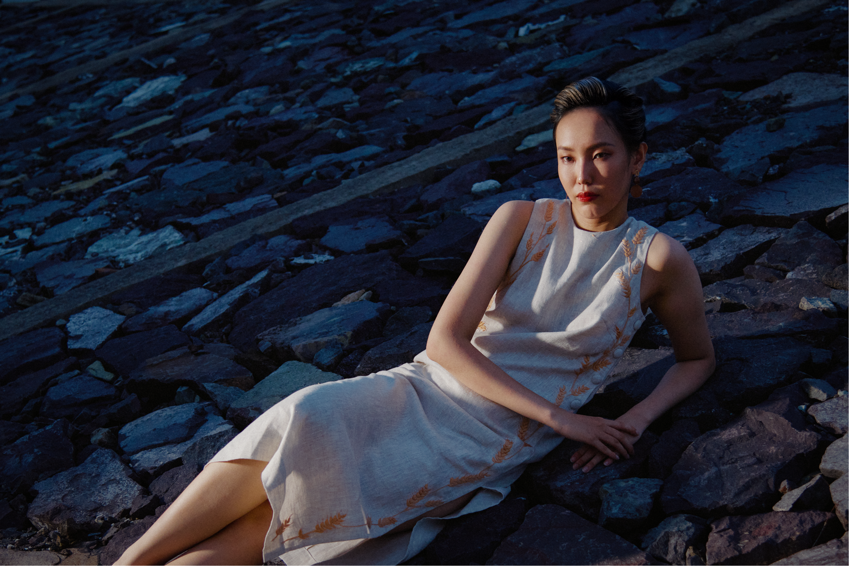 Đầm suông dáng dài xẻ tà linen thêu tay bông lúa thời trang Hity