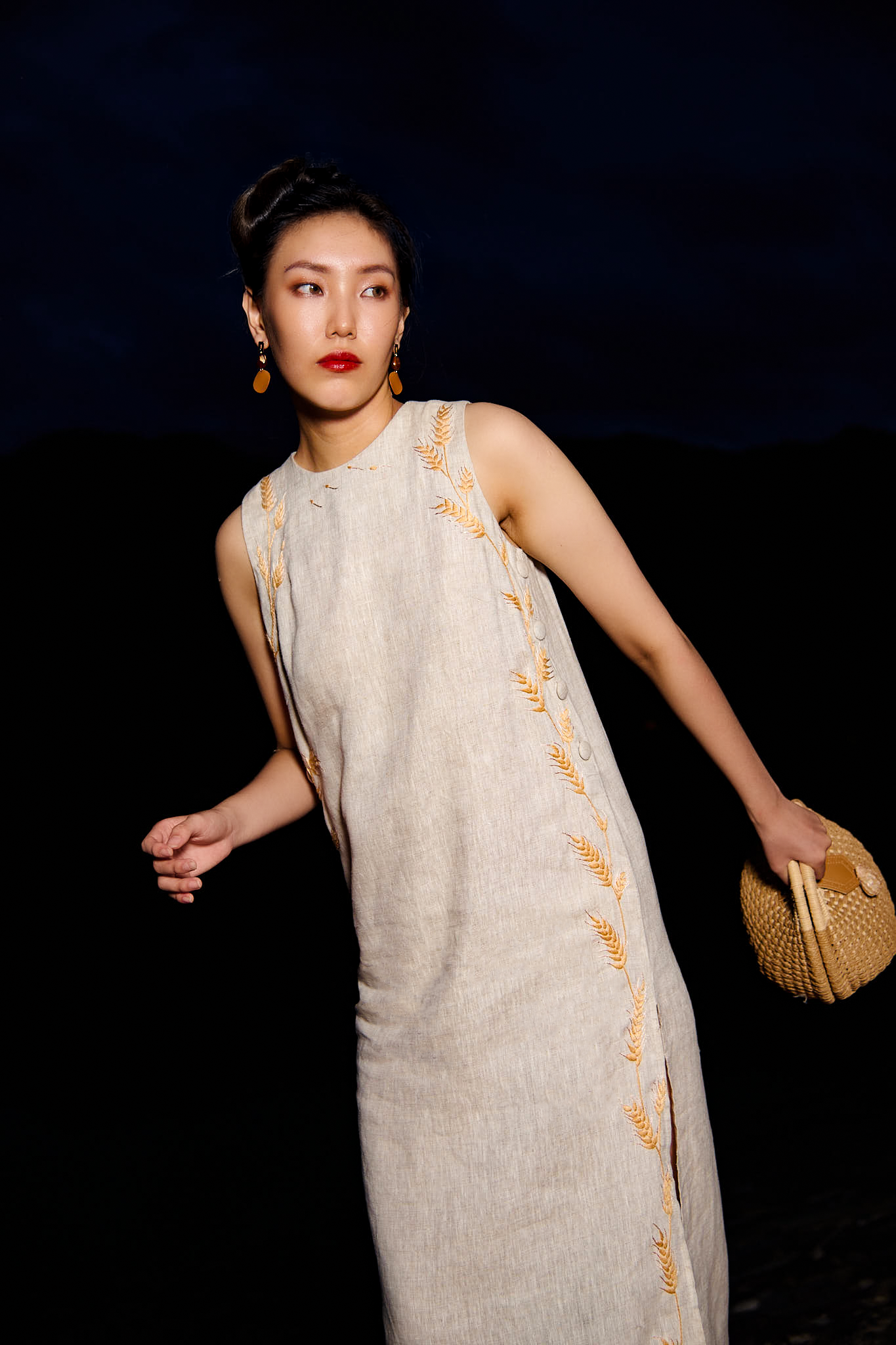 Đầm suông dáng dài xẻ tà linen thêu tay bông lúa thời trang Hity