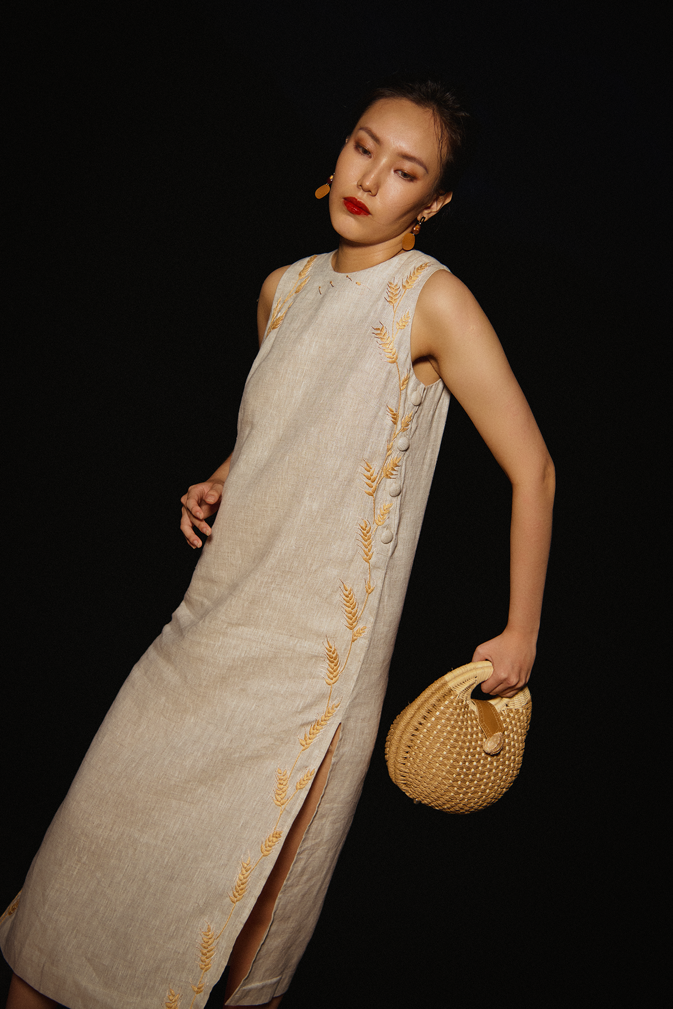 Đầm suông dáng dài xẻ tà linen thêu tay bông lúa thời trang Hity