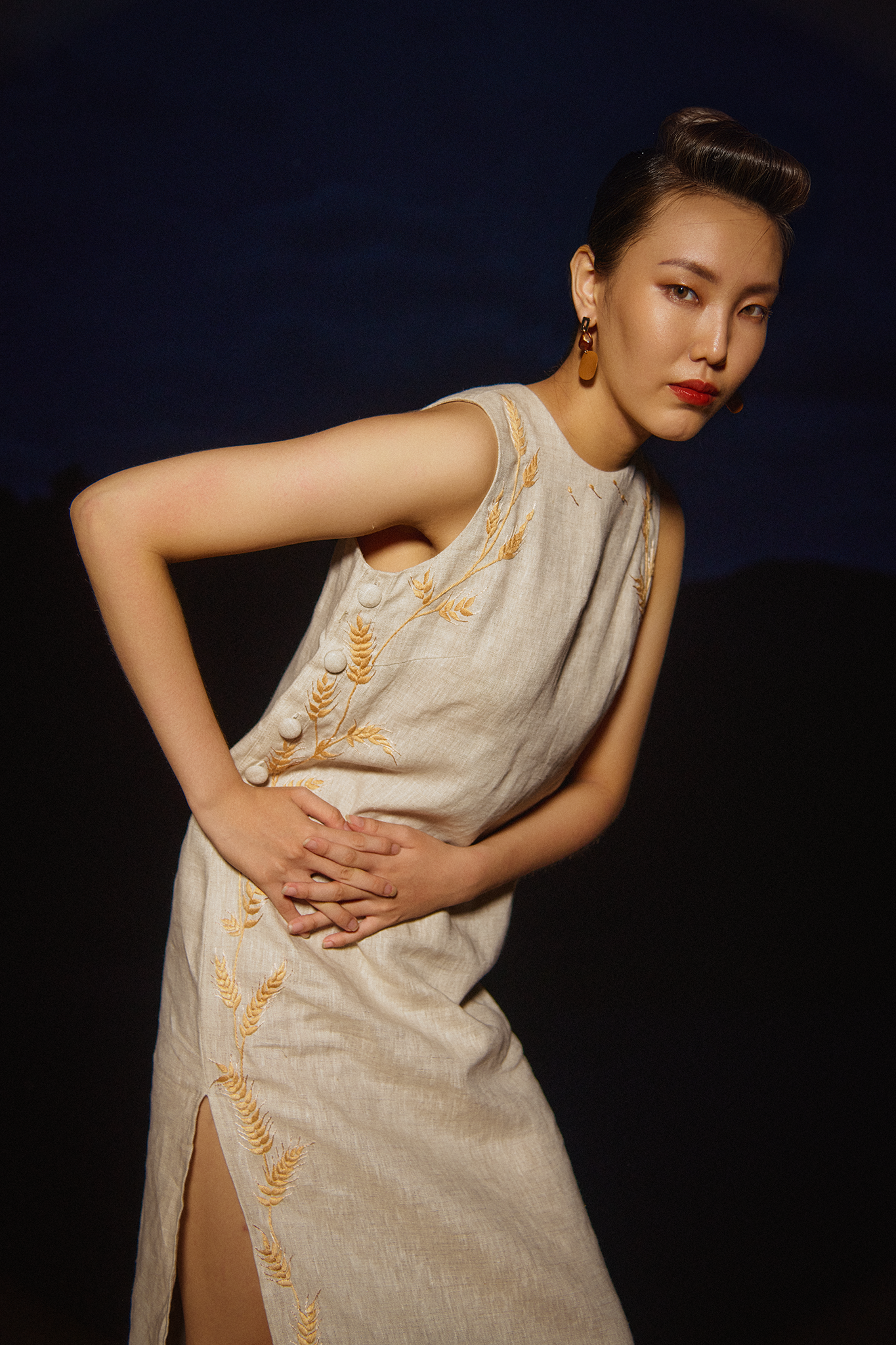 Đầm suông dáng dài xẻ tà linen thêu tay bông lúa thời trang Hity