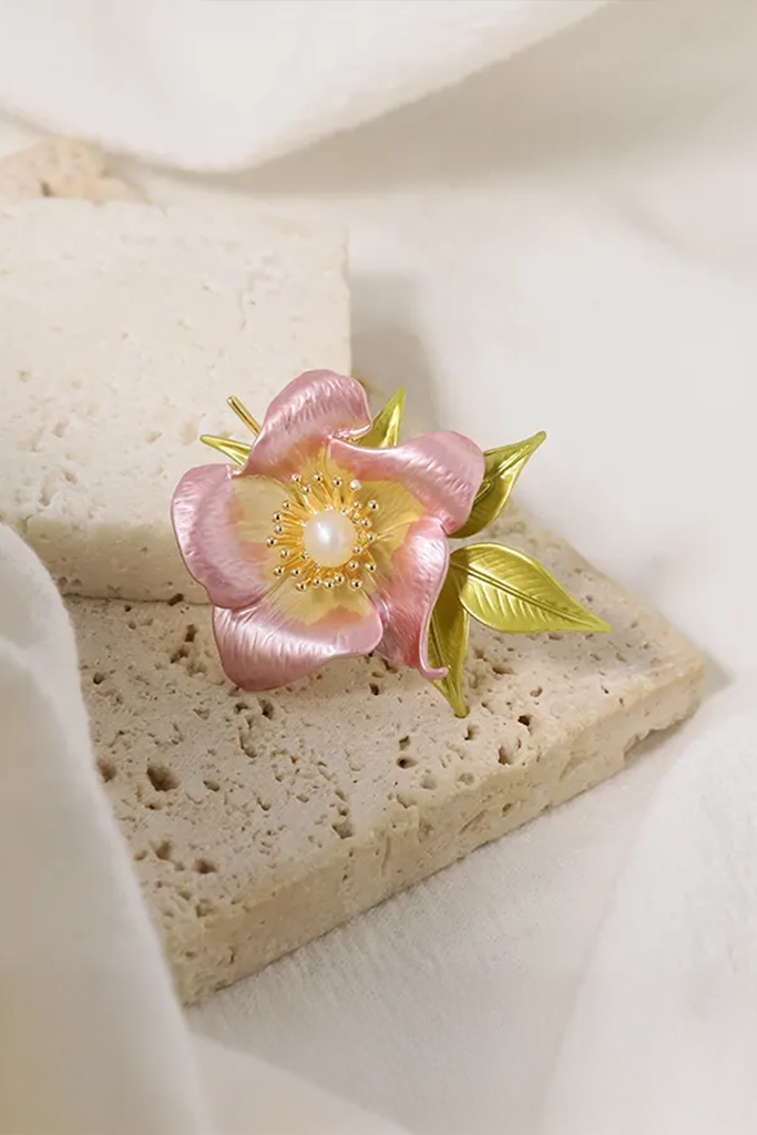 Cài áo hoa hồng đính ngọc trai baroque thời trang Hity