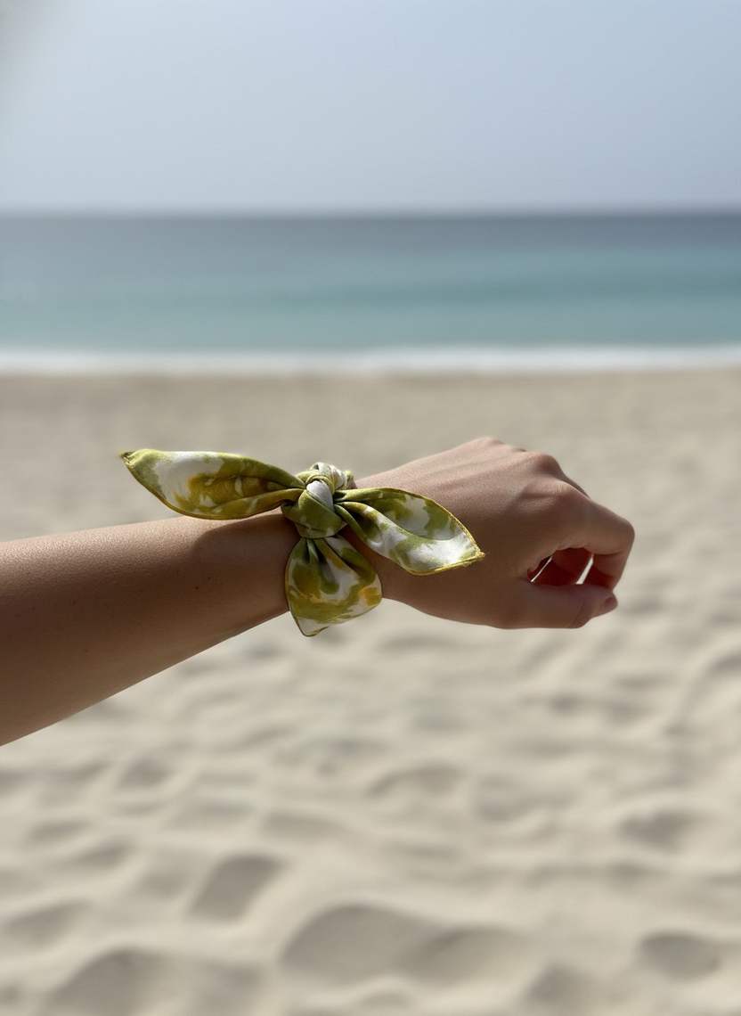 Квадратный шелковый шарф с изображением парящих облаков