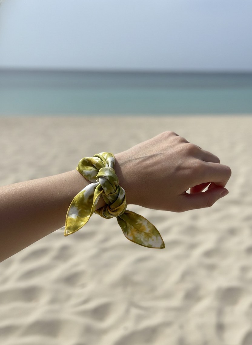 Квадратный шелковый шарф с изображением парящих облаков