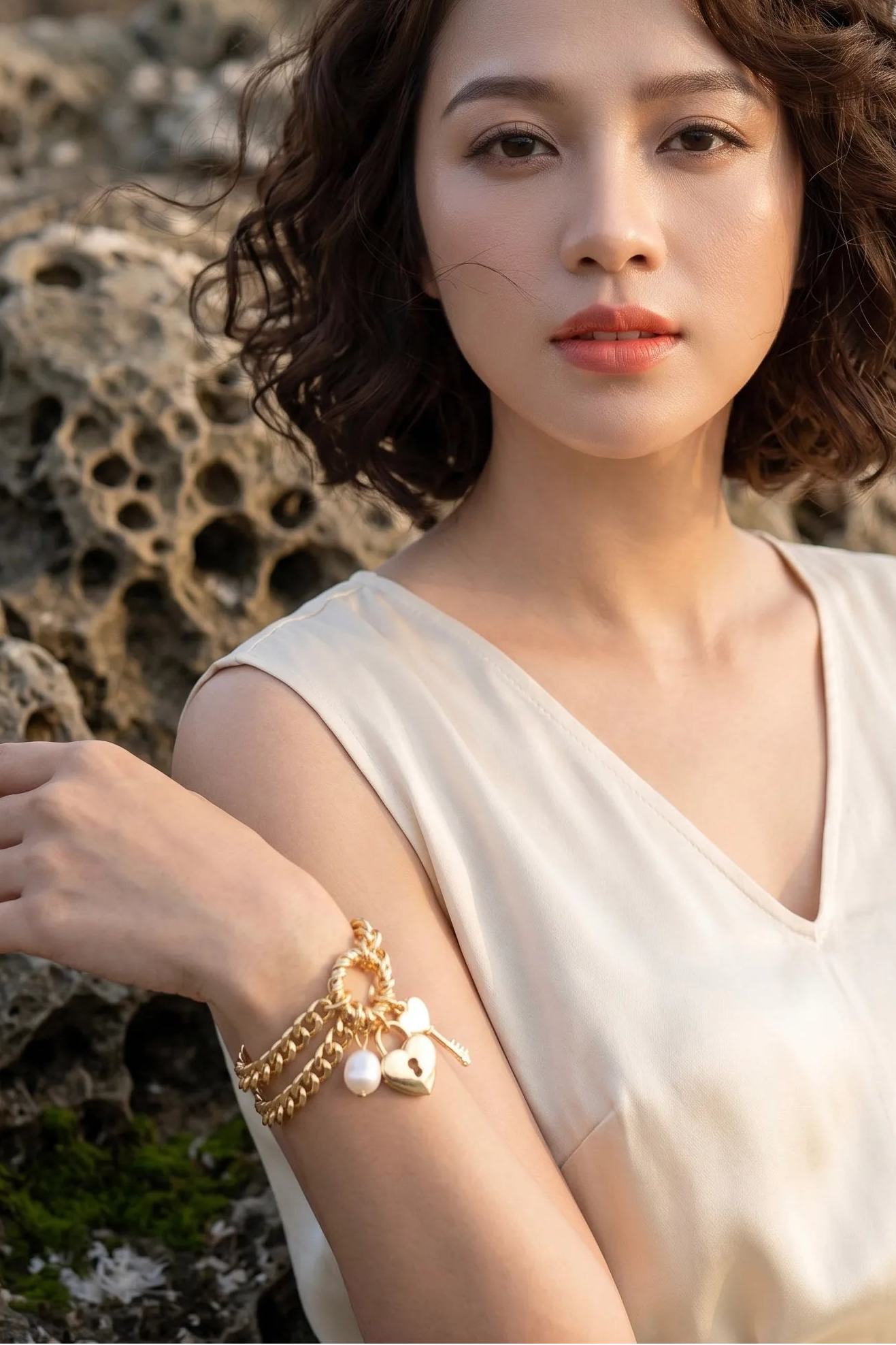 Lắc tay xích đôi đính charm ngọc trai thô baroque thời trang Hity