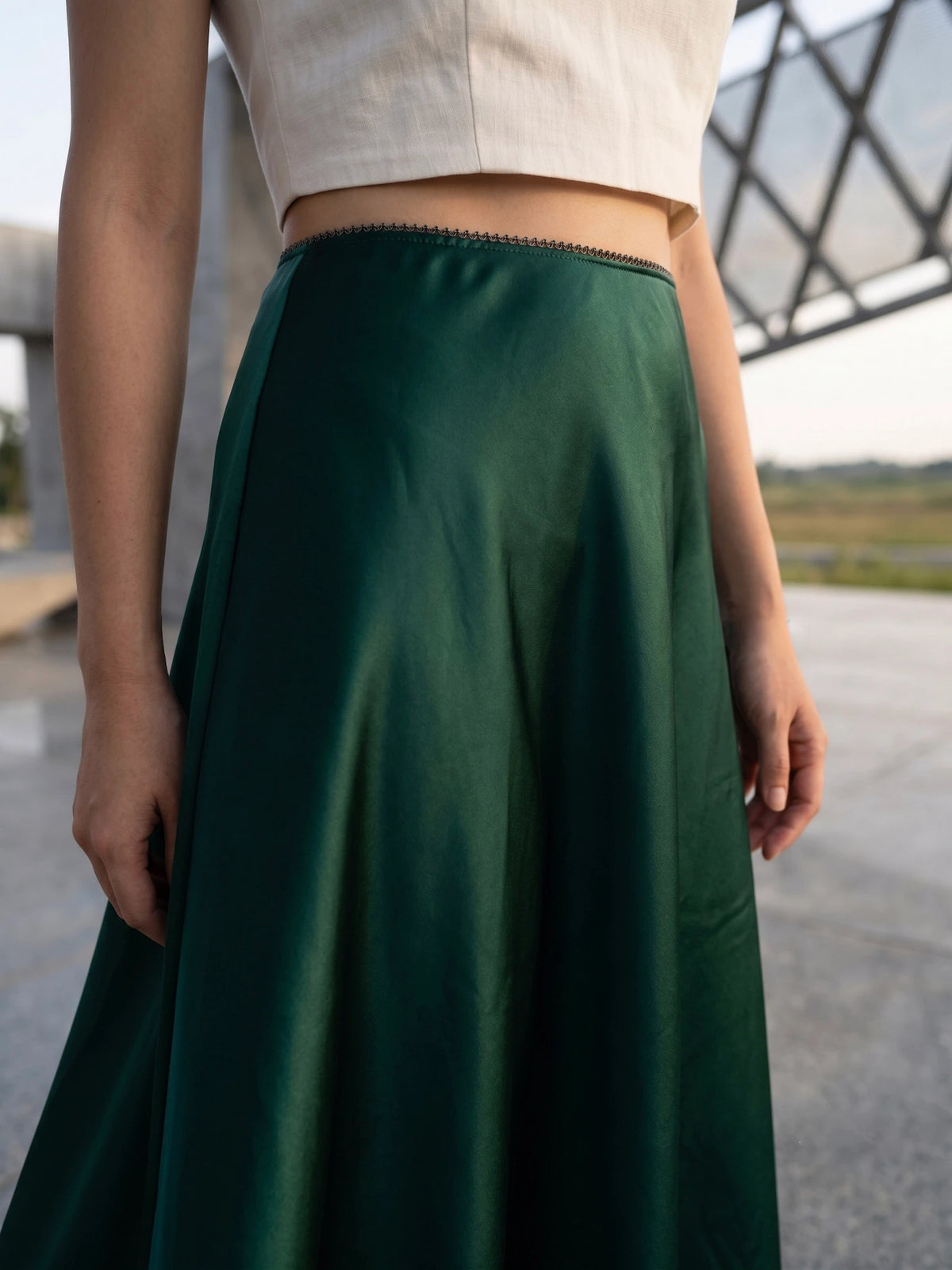 Chân váy lụa tơ tằm satin xanh emerald Bảo Lộc thời trang Hity