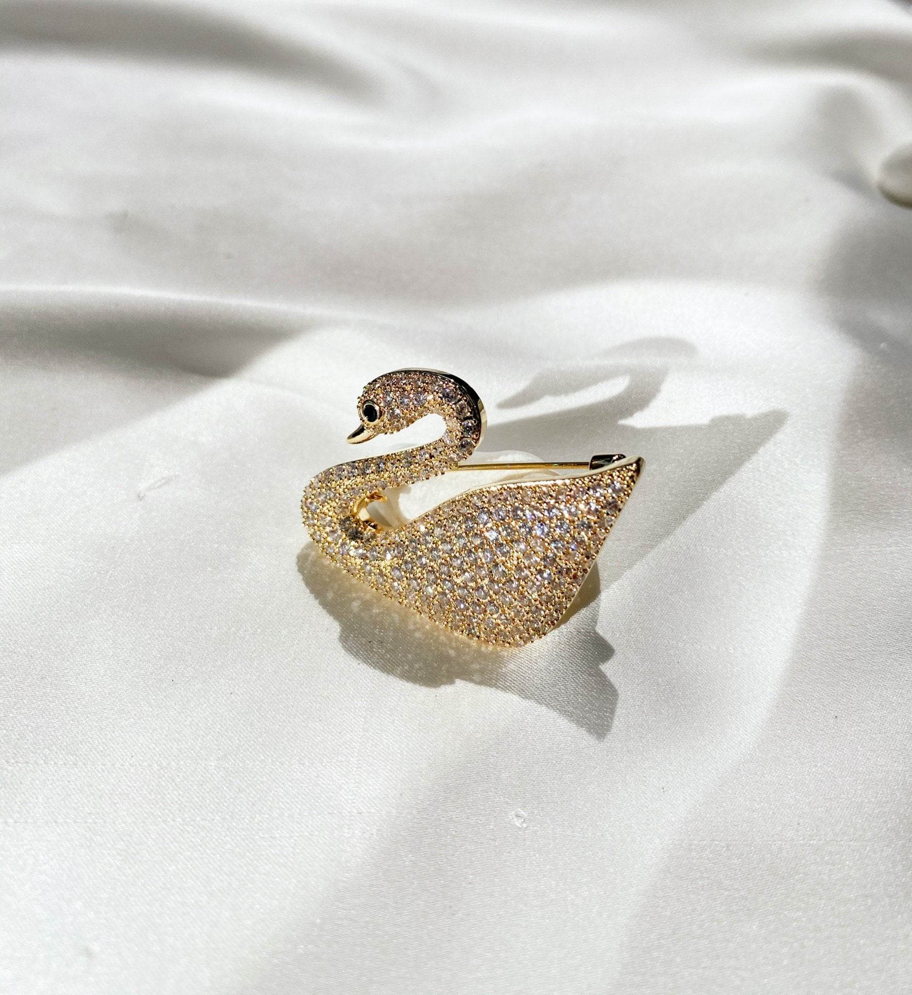 Cài Áo Thiên Nga Charlotte Vàng ACC146.48 - Hity