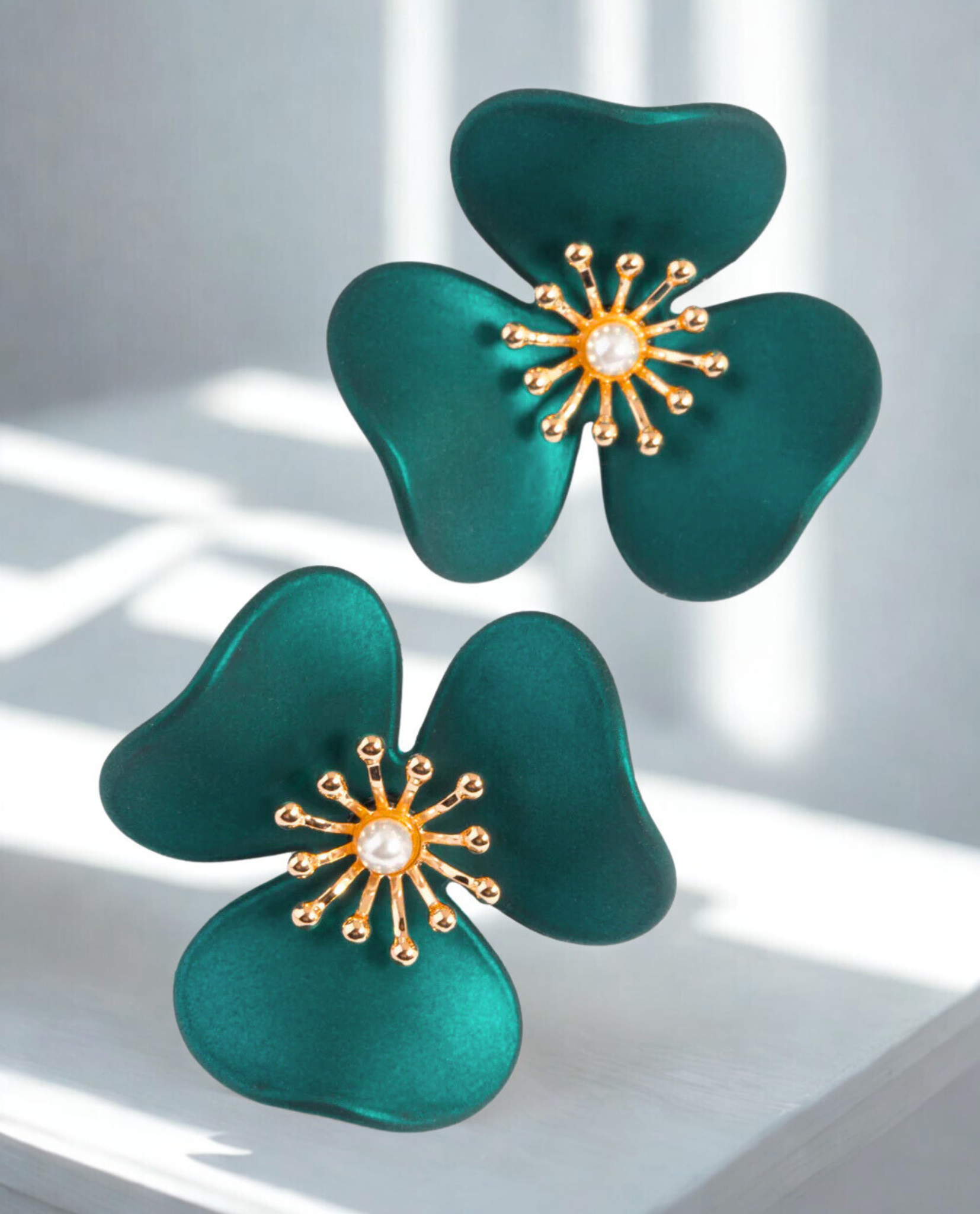 Bông tai statement cánh hoa xanh ngọc lục bảo emerald | Thời trang bền vững Hity