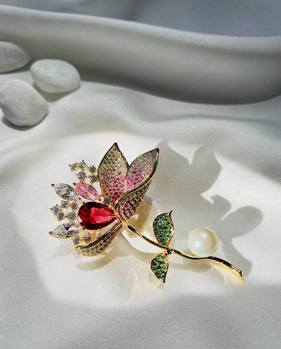 Cài Áo Lys Đỏ ACC137.19 - Hity